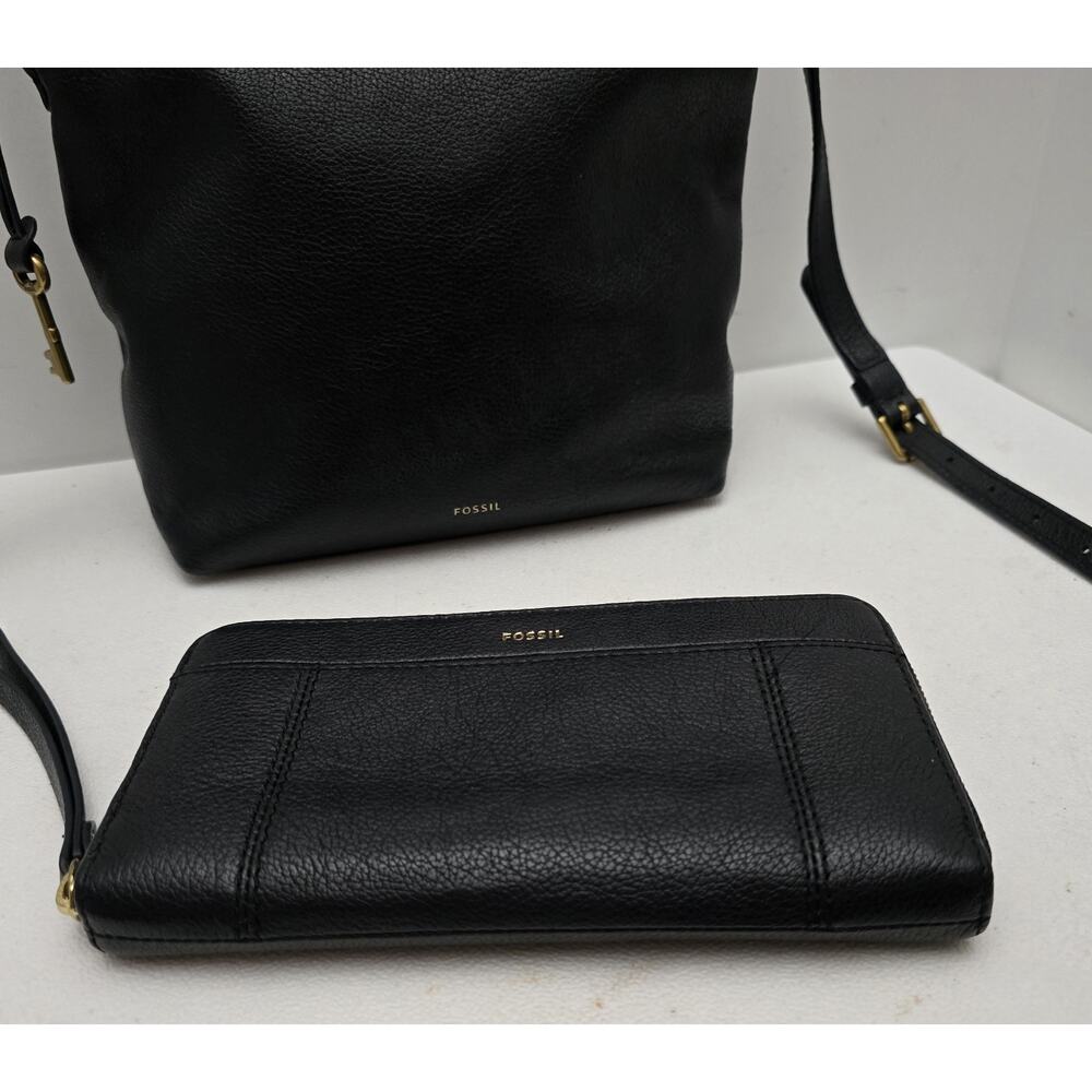 Fossil Beautiful Black Leather Crossbody Bag Purse with Matching Wristlet/Wallet - Picture 4 of 16